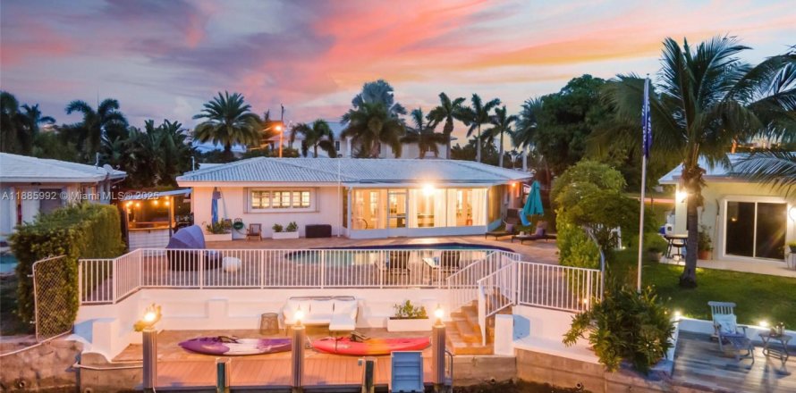 House in Pompano Beach, Florida 3 bedrooms, 175.4 sq.m. № 1933160