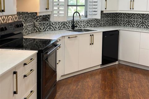 House in Pompano Beach, Florida 3 bedrooms, 175.4 sq.m. № 1933160 - photo 25