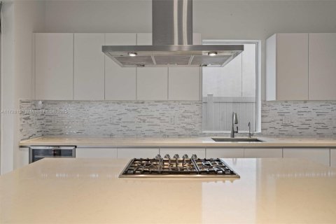 Casa en venta en Doral, Florida, 5 dormitorios, 429.95 m2 № 1985058 - foto 10