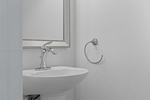 Casa en venta en Doral, Florida, 5 dormitorios, 429.95 m2 № 1985058 - foto 27