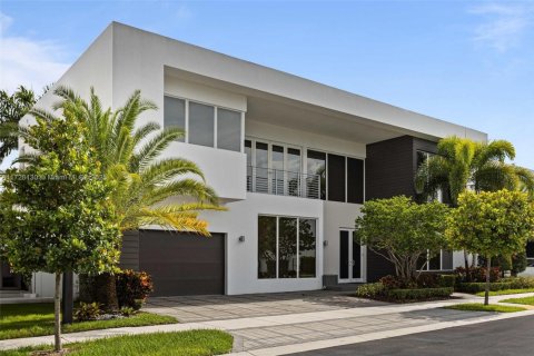 Casa en venta en Doral, Florida, 5 dormitorios, 429.95 m2 № 1985058 - foto 2
