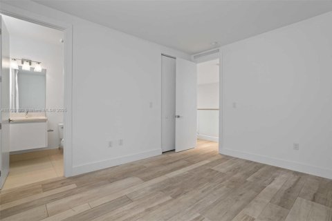 Casa en venta en Doral, Florida, 5 dormitorios, 429.95 m2 № 1985058 - foto 21