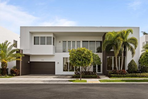 Casa en venta en Doral, Florida, 5 dormitorios, 429.95 m2 № 1985058 - foto 1