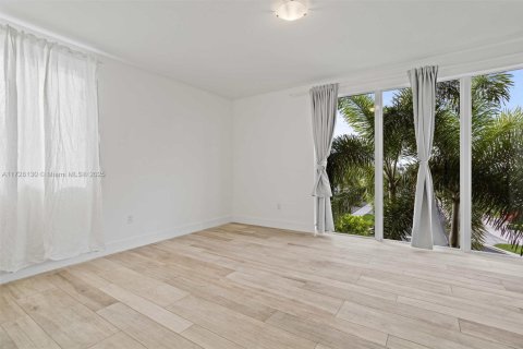 Casa en venta en Doral, Florida, 5 dormitorios, 429.95 m2 № 1985058 - foto 15