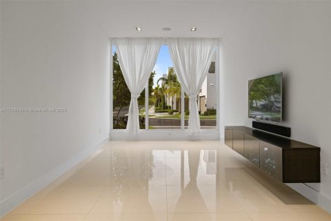 Casa en venta en Doral, Florida, 5 dormitorios, 429.95 m2 № 1985058 - foto 5