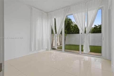 Casa en venta en Doral, Florida, 5 dormitorios, 429.95 m2 № 1985058 - foto 4