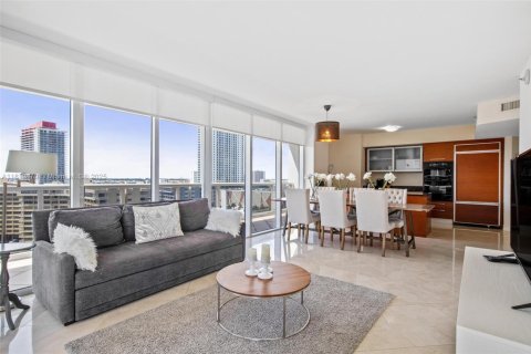 Copropriété à louer à Hallandale Beach, Floride: 2 chambres, 135.45 m2 № 1888729 - photo 1