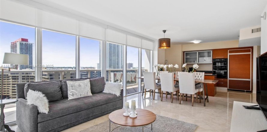 Condo à Hallandale Beach, Floride, 2 chambres  № 1888729