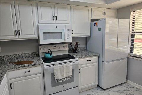 Condo in Lake Wales, Florida, 2 bedrooms  № 2229448 - photo 10