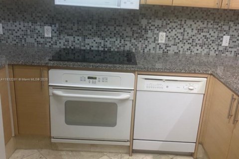 Condo in Miami, Florida, 1 bedroom  № 1934457 - photo 15