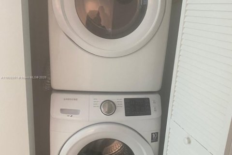 Condo in Miami, Florida, 1 bedroom  № 1934457 - photo 16