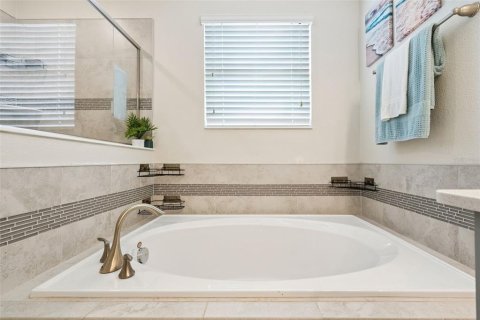 House in Winter Garden, Florida 3 bedrooms, 202.06 sq.m. № 2396331 - photo 24