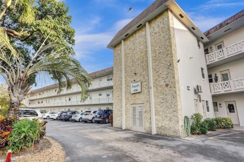 Condo in Lauderdale Lakes, Florida, 2 bedrooms  № 1161981 - photo 1