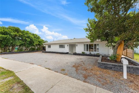 Casa en venta en Cocoa Beach, Florida, 6 dormitorios, 251.39 m2 № 2155919 - foto 3