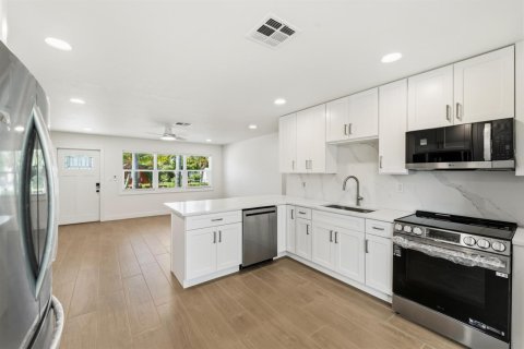 House in West Palm Beach, Florida 2 bedrooms, 77.29 sq.m. № 2083838 - photo 5