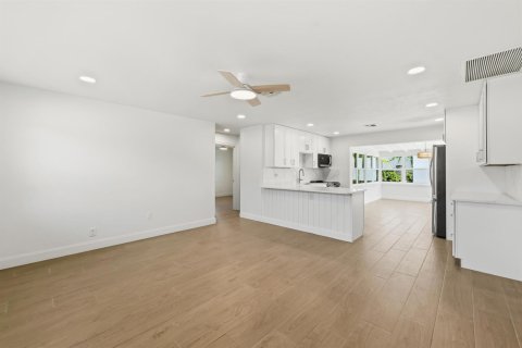 House in West Palm Beach, Florida 2 bedrooms, 77.29 sq.m. № 2083838 - photo 15