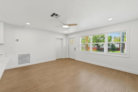 House in West Palm Beach, Florida 2 bedrooms, 77.29 sq.m. № 2083838 - photo 6
