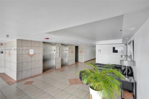 Снять в аренду кондоминиум в Майами, Флорида 2 спальни, 92.9м2, № 1999938 - фото 6