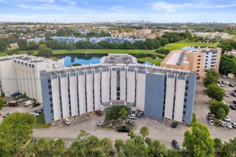 Кондоминиум с 2 спальнями в Майами, Флорида № 1999938