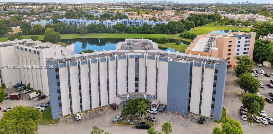 Кондоминиум с 2 спальнями в Майами, Флорида № 1999938