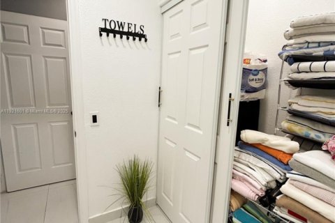 Casa en venta en Hialeah, Florida, 4 dormitorios, 199.55 m2 № 1975697 - foto 11