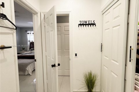 Casa en venta en Hialeah, Florida, 4 dormitorios, 199.55 m2 № 1975697 - foto 12