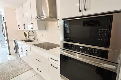 Casa en venta en Hialeah, Florida, 4 dormitorios, 199.55 m2 № 1975697 - foto 27