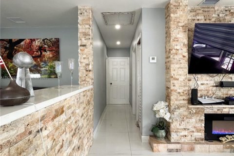 Casa en venta en Hialeah, Florida, 4 dormitorios, 199.55 m2 № 1975697 - foto 6