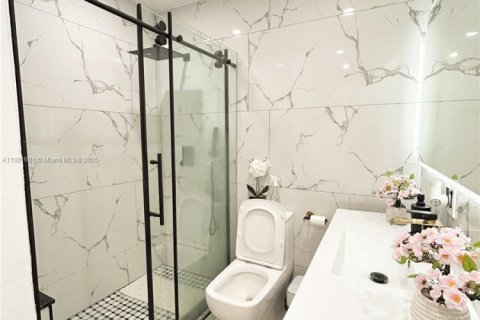 Casa en venta en Hialeah, Florida, 4 dormitorios, 199.55 m2 № 1975697 - foto 10