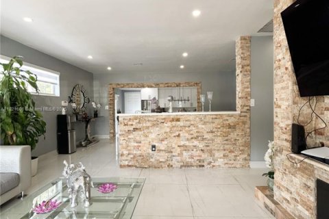 Casa en venta en Hialeah, Florida, 4 dormitorios, 199.55 m2 № 1975697 - foto 5