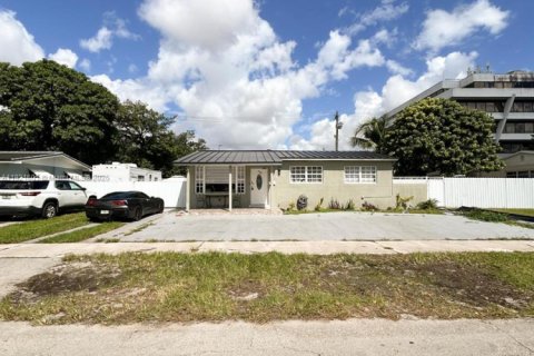 Casa en venta en Hialeah, Florida, 4 dormitorios, 199.55 m2 № 1975697 - foto 2