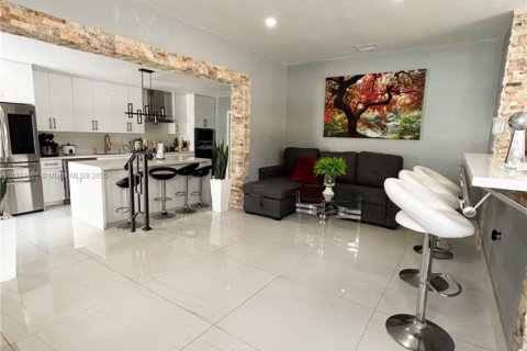 Casa en venta en Hialeah, Florida, 4 dormitorios, 199.55 m2 № 1975697 - foto 20