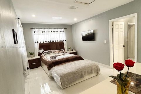 Casa en venta en Hialeah, Florida, 4 dormitorios, 199.55 m2 № 1975697 - foto 8