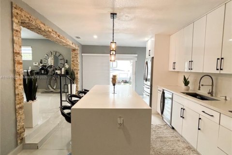 Casa en venta en Hialeah, Florida, 4 dormitorios, 199.55 m2 № 1975697 - foto 26