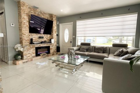 Casa en venta en Hialeah, Florida, 4 dormitorios, 199.55 m2 № 1975697 - foto 3