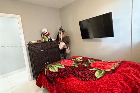 Casa en venta en Hialeah, Florida, 4 dormitorios, 199.55 m2 № 1975697 - foto 18