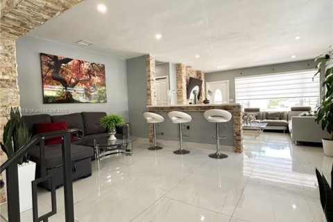 Casa en venta en Hialeah, Florida, 4 dormitorios, 199.55 m2 № 1975697 - foto 21