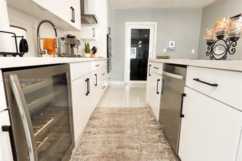 Casa en venta en Hialeah, Florida, 4 dormitorios, 199.55 m2 № 1975697 - foto 25