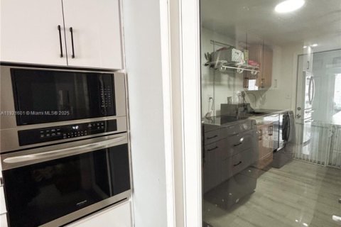 Casa en venta en Hialeah, Florida, 4 dormitorios, 199.55 m2 № 1975697 - foto 28