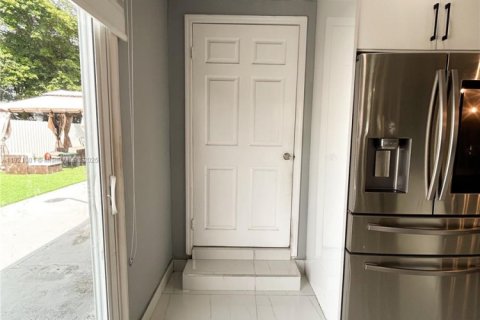 Casa en venta en Hialeah, Florida, 4 dormitorios, 199.55 m2 № 1975697 - foto 30