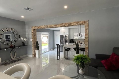 Casa en venta en Hialeah, Florida, 4 dormitorios, 199.55 m2 № 1975697 - foto 19