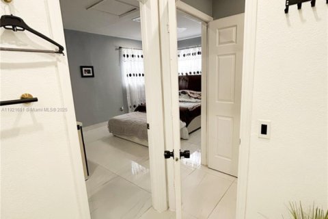 Casa en venta en Hialeah, Florida, 4 dormitorios, 199.55 m2 № 1975697 - foto 13