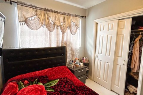 Casa en venta en Hialeah, Florida, 4 dormitorios, 199.55 m2 № 1975697 - foto 17