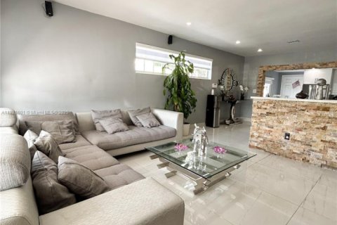Casa en venta en Hialeah, Florida, 4 dormitorios, 199.55 m2 № 1975697 - foto 4