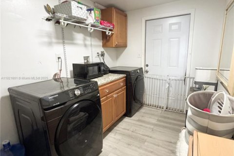 Casa en venta en Hialeah, Florida, 4 dormitorios, 199.55 m2 № 1975697 - foto 29