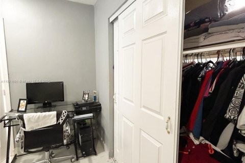 Casa en venta en Hialeah, Florida, 4 dormitorios, 199.55 m2 № 1975697 - foto 14