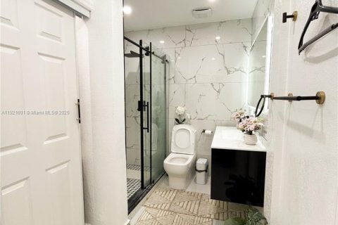 Casa en venta en Hialeah, Florida, 4 dormitorios, 199.55 m2 № 1975697 - foto 9