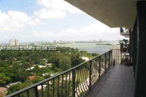 Condo in Miami, Florida, 1 bedroom  № 1945414 - photo 17