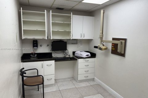 Commercial property in Lauderhill, Florida № 1926382 - photo 6