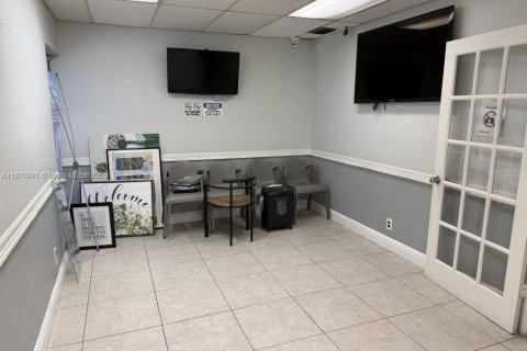 Commercial property in Lauderhill, Florida № 1926382 - photo 5